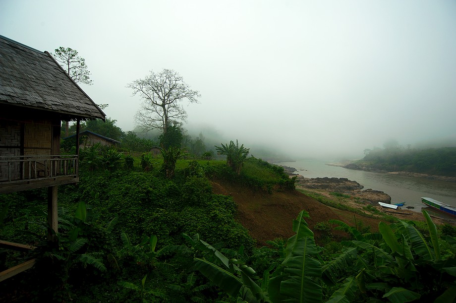 Laos, Xieng Kok, poranny widok z hotelu na zamgloną rzekę Mekong (Na północy Tajlandii i Laosu)